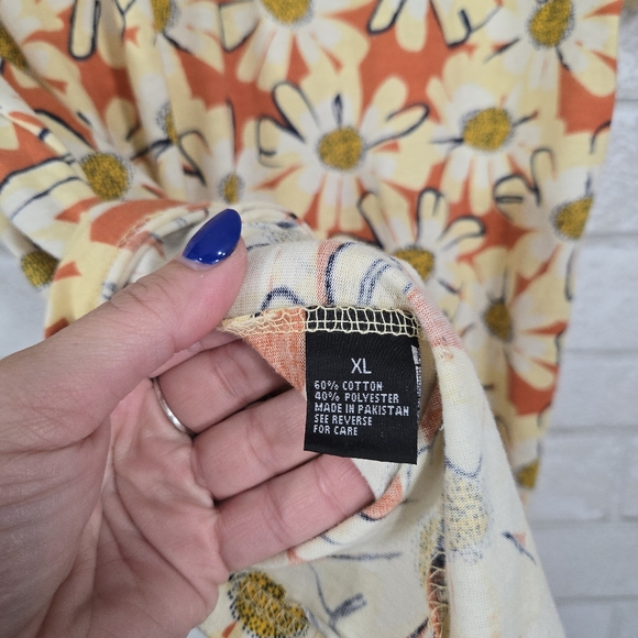 Super Massive super cute floral tee - Picture 8 of 12